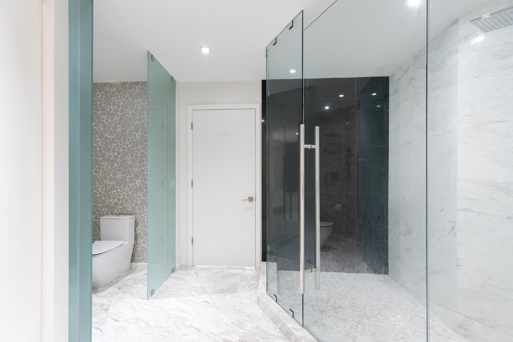 Prysznic Walk In w Małej Łazience: Jakie Wymiary Wybrać?